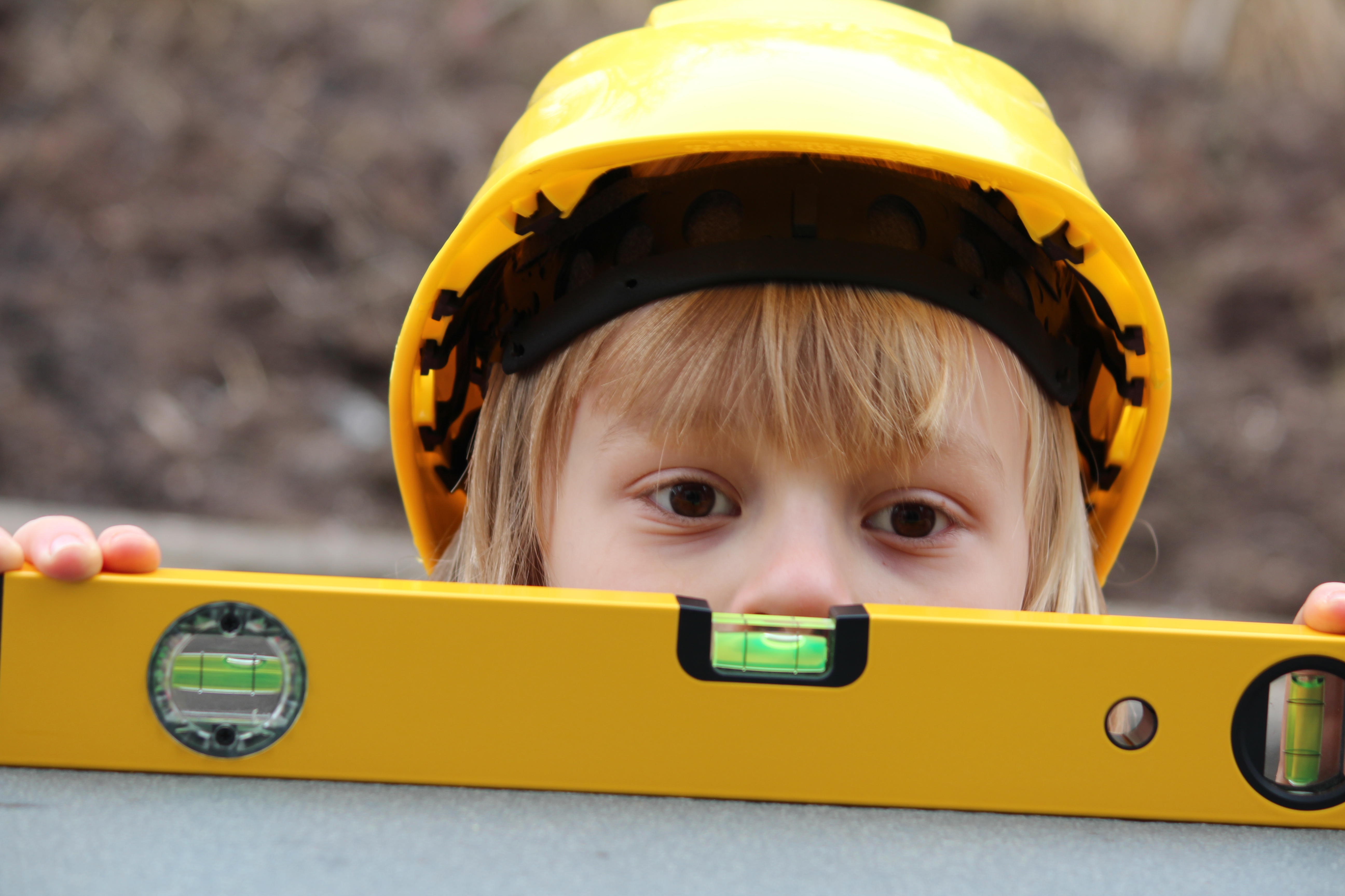 Kind mit Bauhem und Wasserwage