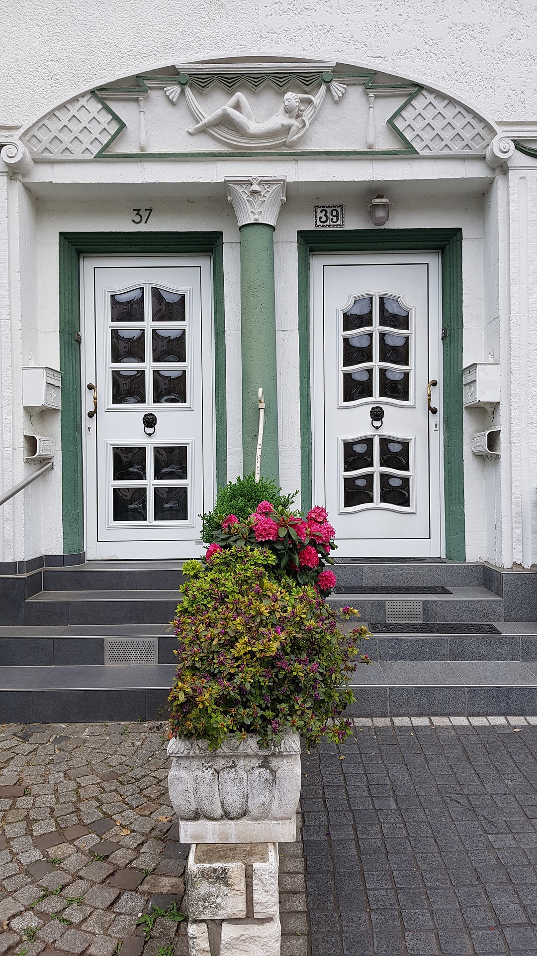 entrance-g5592a2451_1920